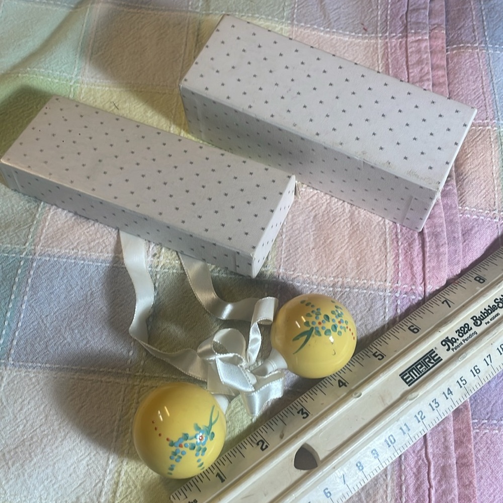Yellow plastic Baby Rattle with Floral Design - Picture 3 of 4